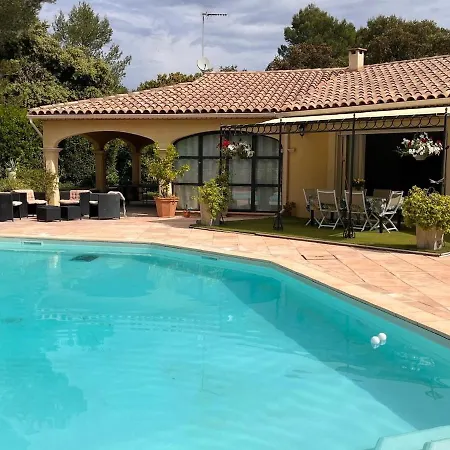 Proche Centre , Avec Piscine Villa