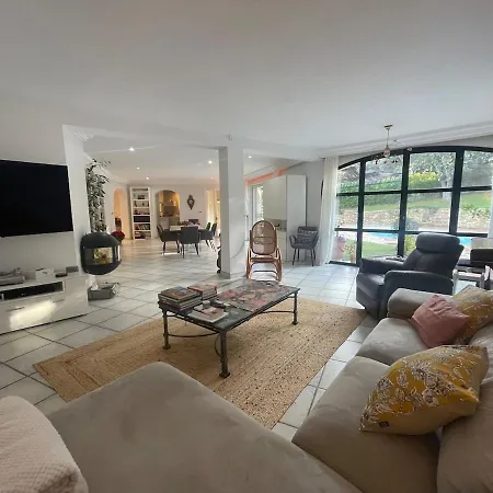 Proche Centre , Avec Piscine Villa